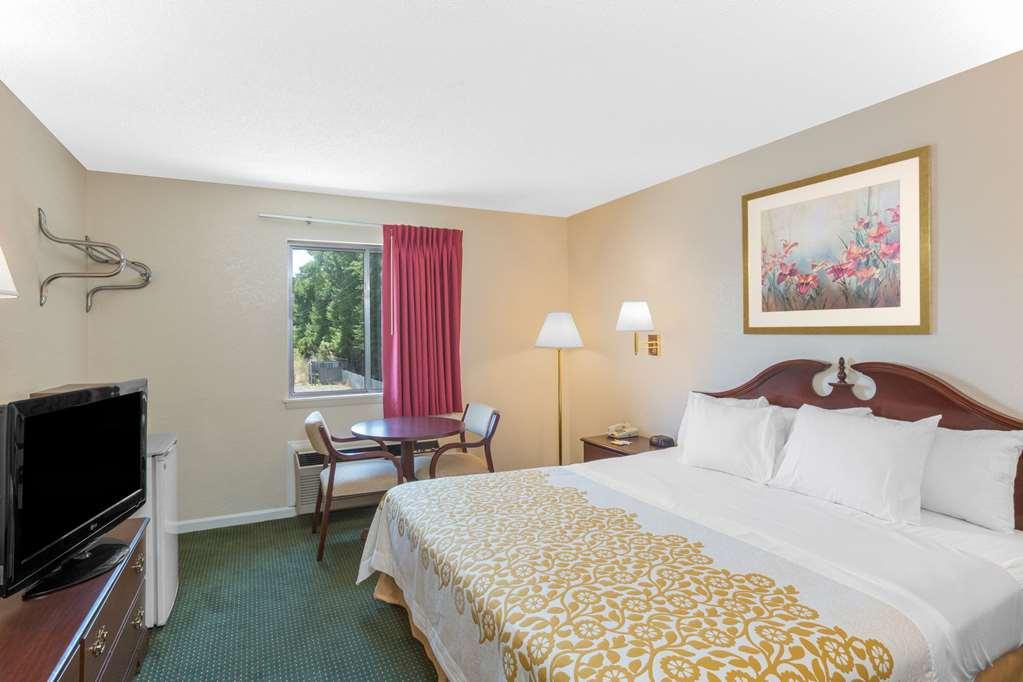 Econo Lodge Cherry Point Havelock Room photo
